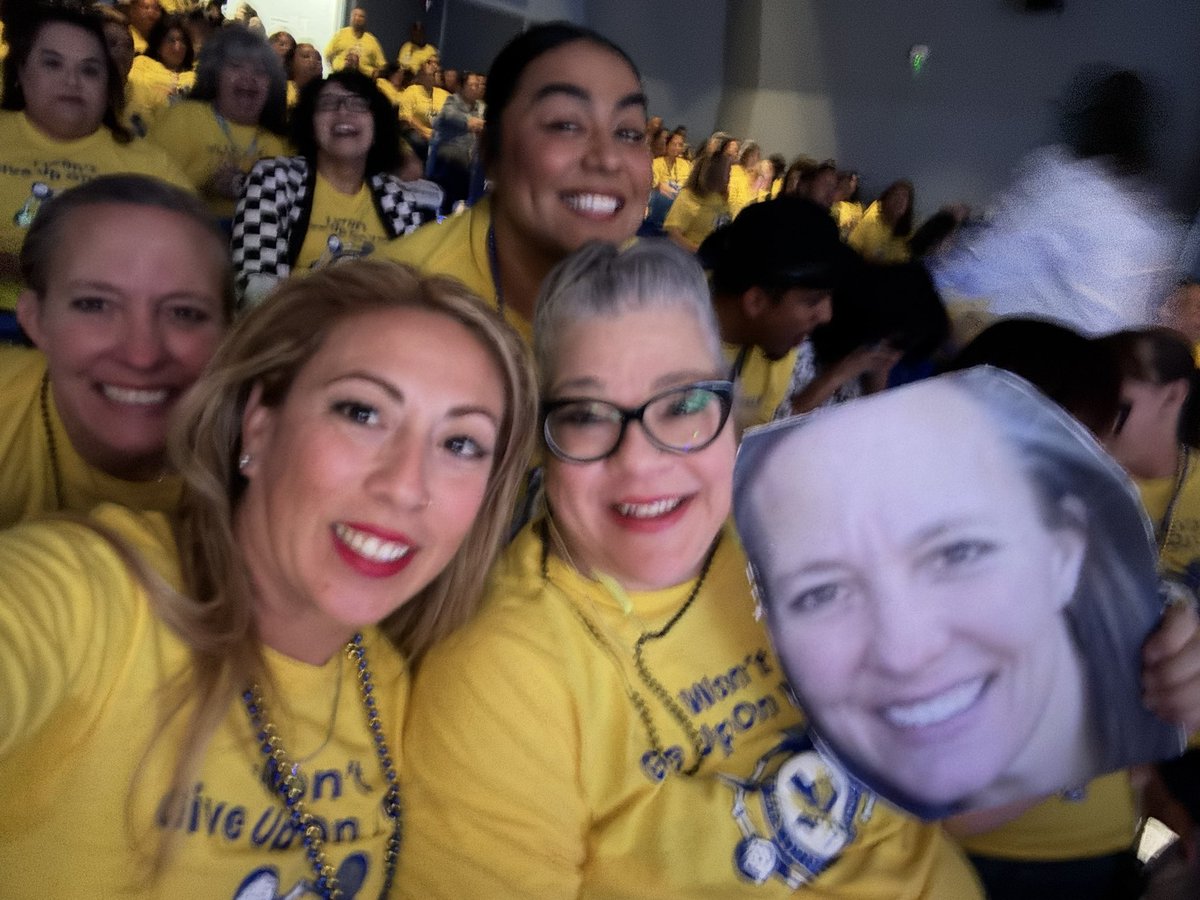 aluna0707's tweet image. 2025-2026 #SEiSD Convocation 🎉in the books!!! Thanks for the inspirational speech to former 🏈Giants NFL player Keith Davis!!! #drlunasclass #SanEliManoAMano #SEHStheBest