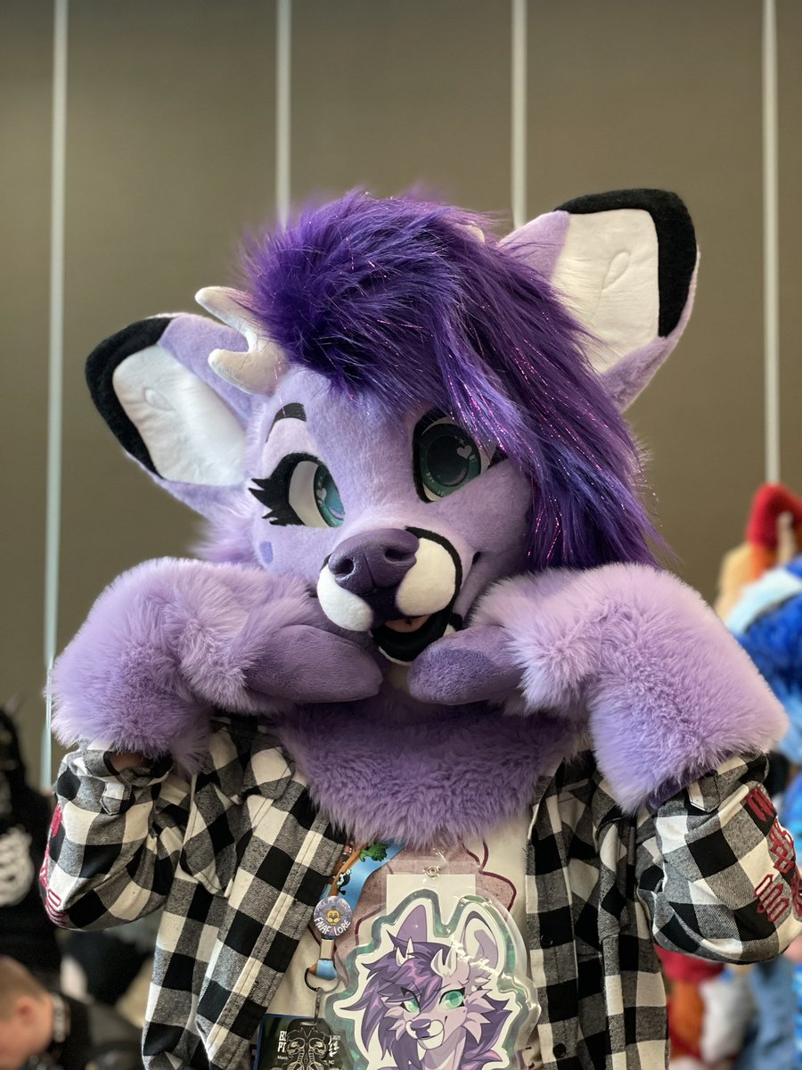 ThatPurpleDear's tweet image. Get my good side ✨
#FursuitFriday
🪡 @Glitzy_Fox