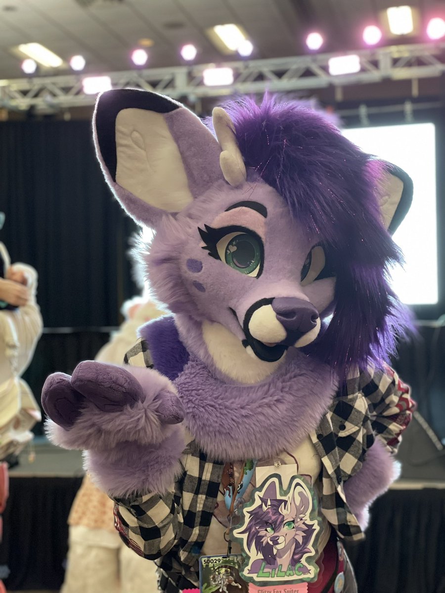 ThatPurpleDear's tweet image. Get my good side ✨
#FursuitFriday
🪡 @Glitzy_Fox