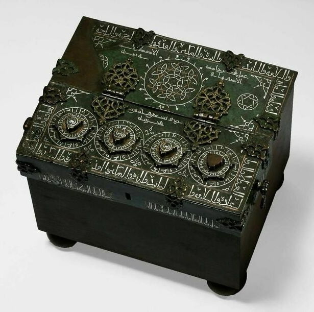 xmuse_'s tweet image. 800 years ago, someone built a lockbox with 4 billion possible combinations.
Seljuk box, Iran, c.1200 AD