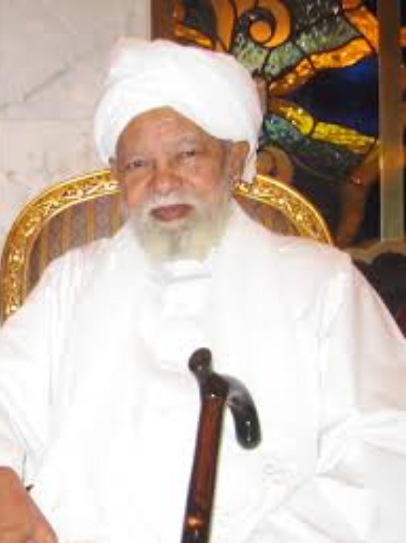 توفي اليوم الرمز السوداني الكبير العلامة جعفر شيخ إدريس رئيس الجامعة الإسلامية المفتوحة، عن عمر تجاوز التسعين قضاه في ميادين العلم والفكر والتربية، رفع الله درجته في عليين، وأخلف الأمة خيرا، وخالص الدعاء له، والعزاء لأسرته وأحبته. #السودان