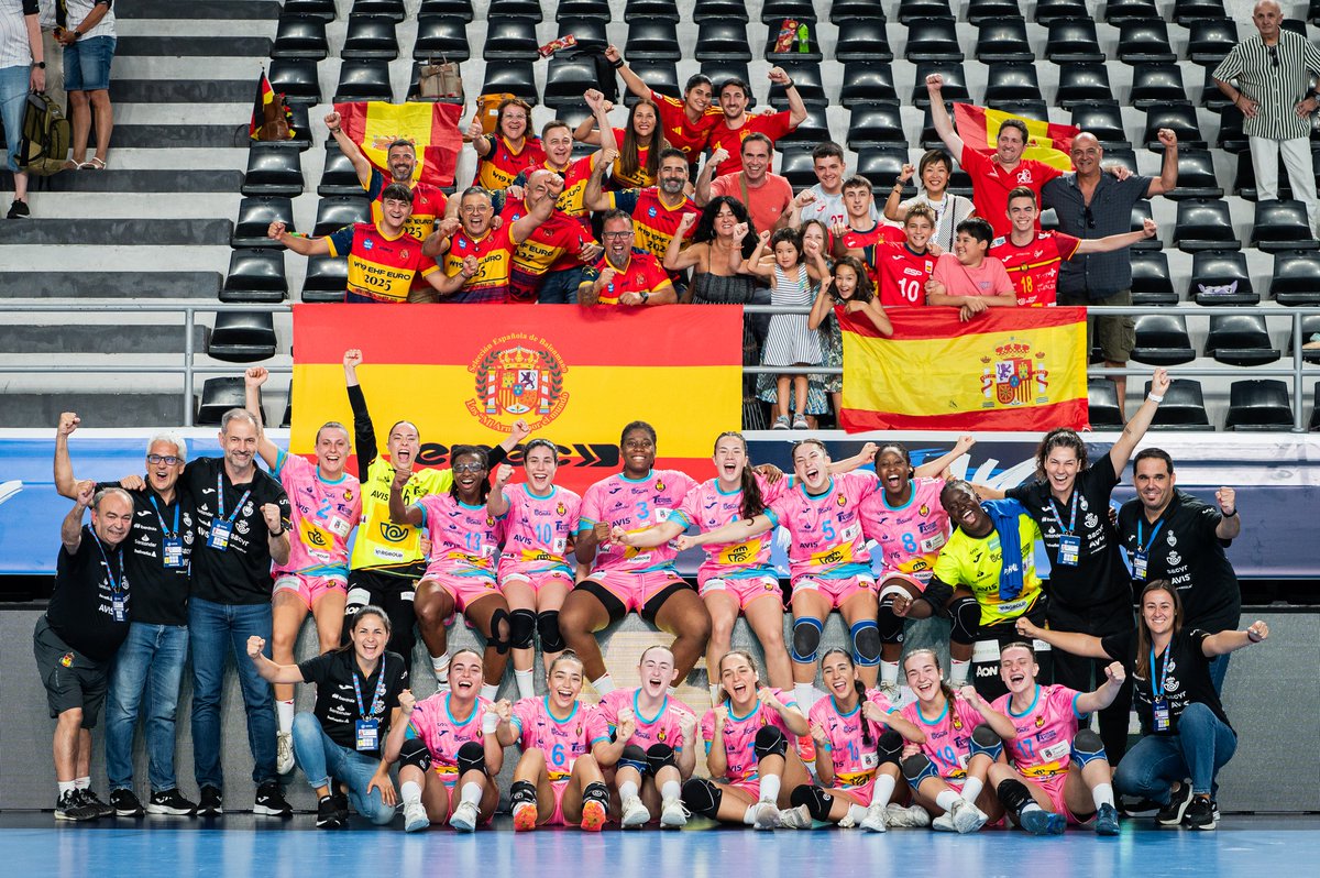 CBF ELDA PRESTIGIO (@elda_prestigio) on Twitter photo 🙌👏💪 SIIIIIIII A LA FINAL DEL EUROPEO JUNIOR !!
🤾PAULA LLUCH con la medalla de plata asegurada luchará el domingo por el oro junior.
¡ FELICIDADES A LAS GUERRERAS JUNIOR !
¡ FELICIDADES PAULA !
<a href="/RFEBalonmano/">RFEBalonmano</a> 🙌👏💪 SIIIIIIII A LA FINAL DEL EUROPEO JUNIOR !!
🤾PAULA LLUCH con la medalla de plata asegurada luchará el domingo por el oro junior.
¡ FELICIDADES A LAS GUERRERAS JUNIOR !
¡ FELICIDADES PAULA !
<a href="/RFEBalonmano/">RFEBalonmano</a>
