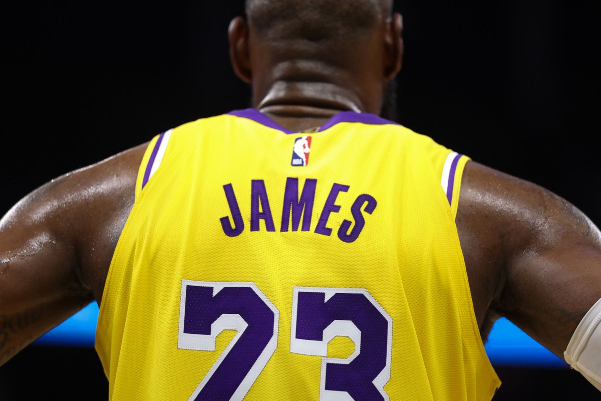 AhnFireDigital's tweet image. REPORT: LeBron is expected to give warning before he retires as he “wants it all”

“It’s not going to be a situation where he plays out the final year, and then in the offseason, he just retires”

(via @ChrisFedor)