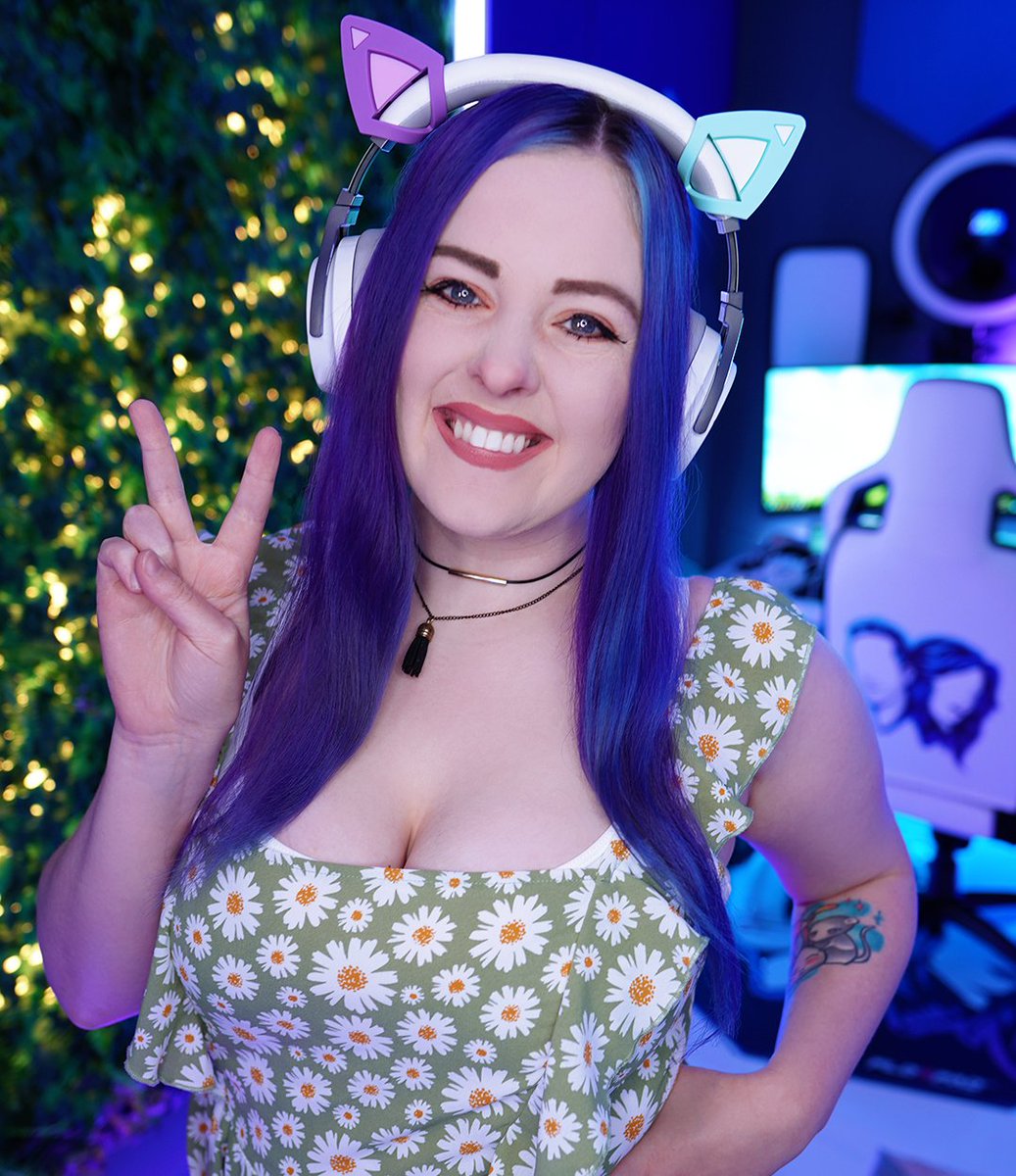 Happy Friday folks ✌️

Today I'm heading to prison, showcasing the brand new award winning game 🦊 @BacktotheDawn, a prison break RPG with multiple choices, characters and endings - out now for PC and XBOX!!

📢 twitch.tv/blueandqueenie #ad