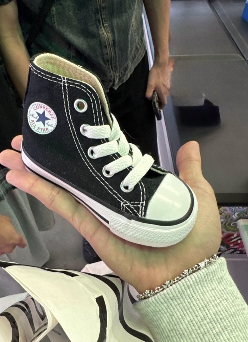 A FOTO C O SAN E UM TENIS INFANTIL VSF O SAN TA GRAVIDO