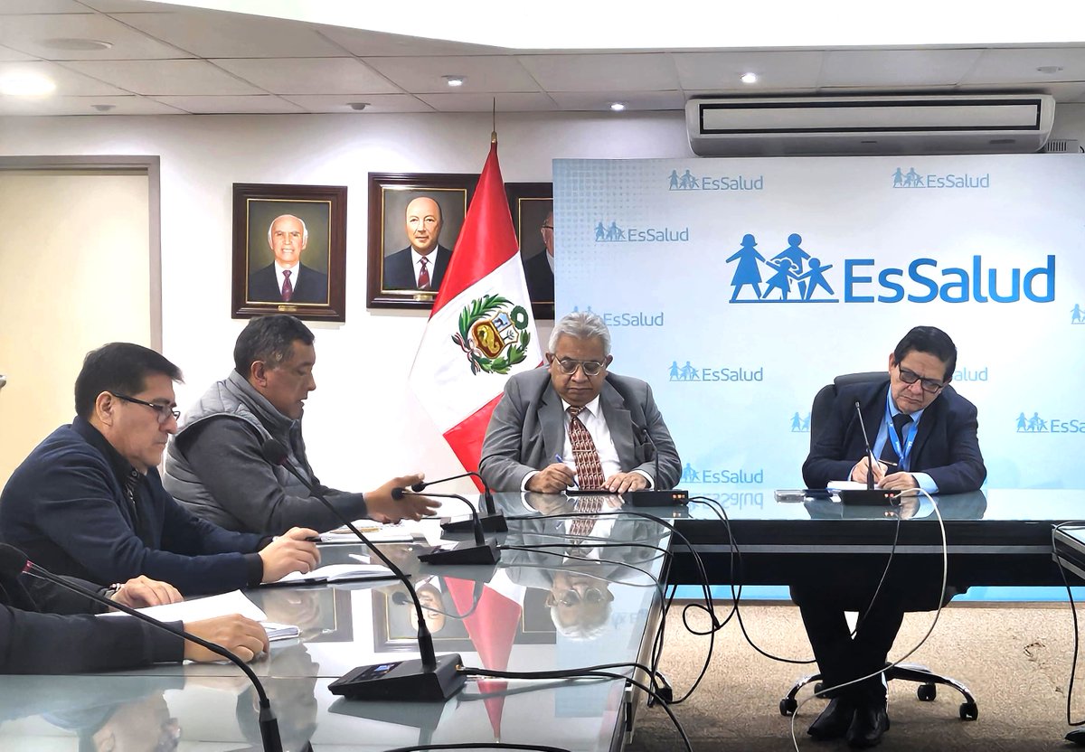 🤝 En el marco de la huelga nacional indefinida, el presidente ejecutivo de EsSalud, Dr. Segundo Acho Mego, lideró la tercera reunión con el sindicato FED-CUT, representado por Wilfredo Ponce, junto a otros dirigentes gremiales.

Este encuentro reafirma la voluntad institucional