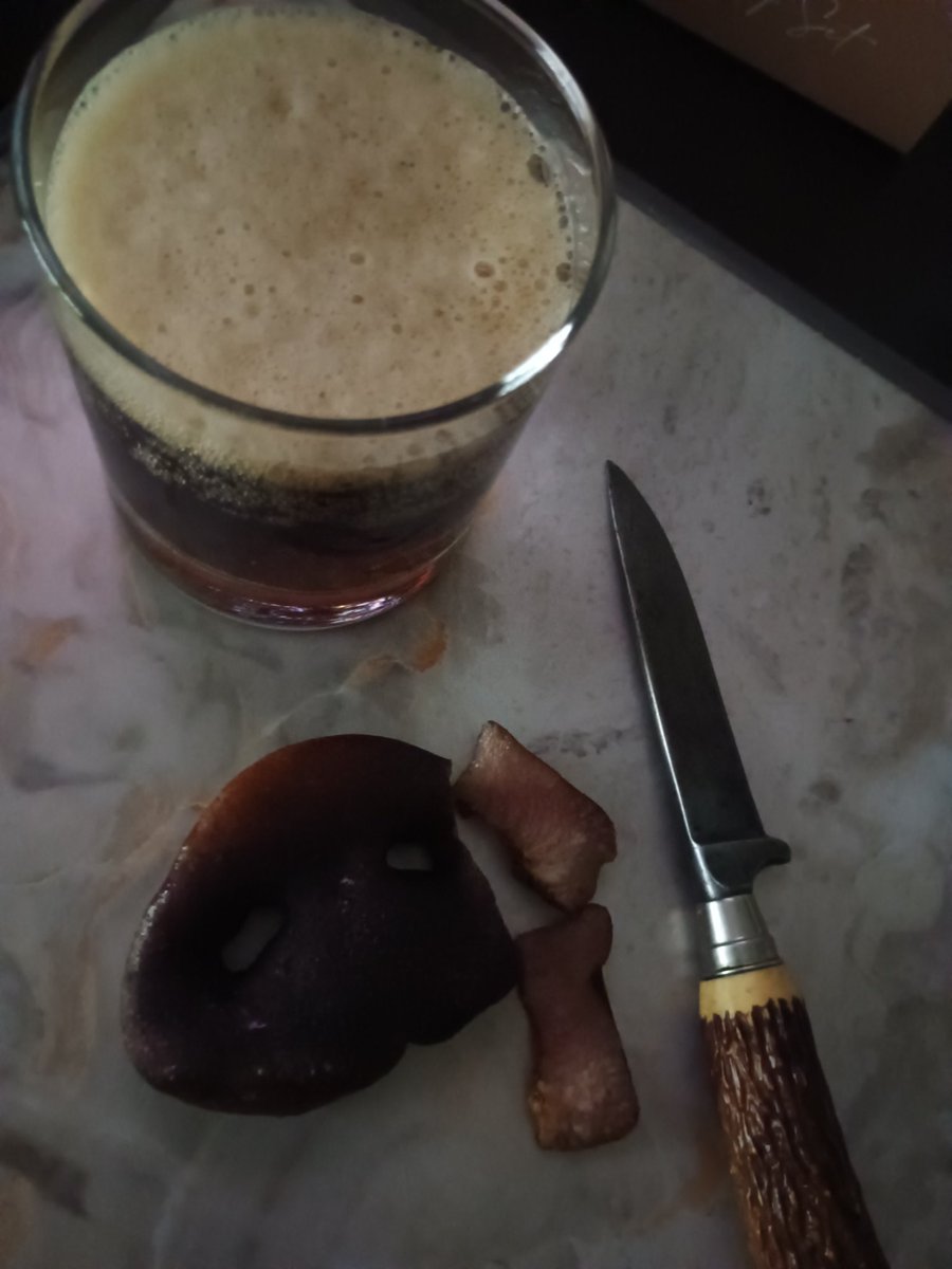 Темне пиво з свинячим копченим п'ятаком. Вуха їв, але ніколи не куштував раніше носяру. На смак схожі, тільки хрящиків немає