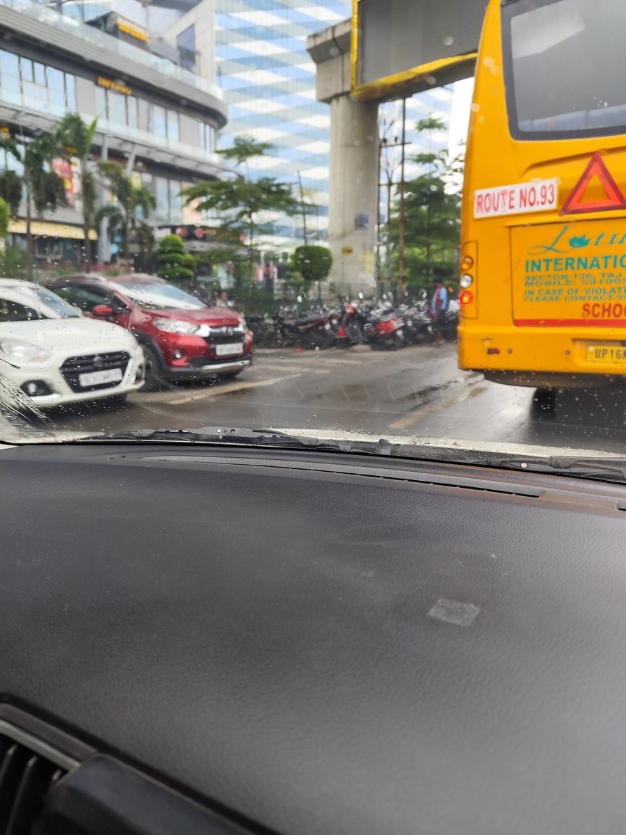 Nidhish_Chandra's tweet photo. @CeoNoida @Noidatraffic @noida_authority in front of Advant Business Park Sec 142 Noida, is it OK to allow surface parking in 1-2 lanes of the main road on the cost of traffic movement? https://t.co/Un3qC8omgq