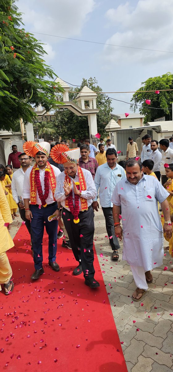 ddoamreli's tweet photo. આજે માન.અતૃલસિંગ IAS સાથે ધારી તા.ના મીઠાપુર ડુંગરી ગામે ગાયત્રી સંસ્કારધામ ખાતેની રક્ષાશક્તિ શાળાની મુલાકાત કરી વિધાર્થીઓ સાથે સંવાદ કરવામાં આવ્યો.

ગૌશાળાની મુલાકાત લઈ પ્રાકૃતિક કૃષિ માટે જીવામૃત બનાવી વિતરણ કરવા માટે સંસ્થાને પ્રોત્સાહિત કરી.
@CMOGuj @InfoGujarat @GujDCoffice https://t.co/STsqS38Wmy