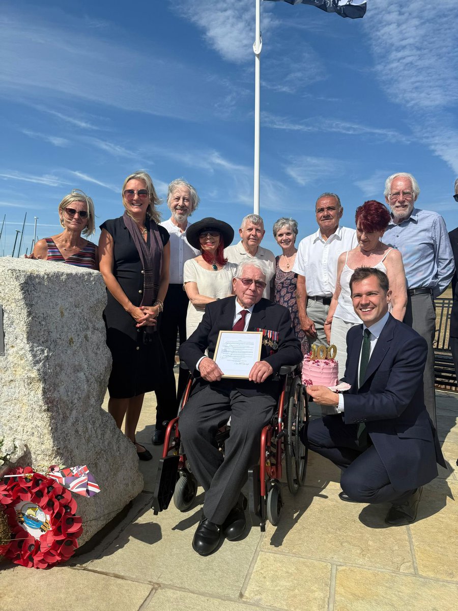 RobertJenrick's tweet image. Happy 100th Birthday to D-Day veteran, George Carpenter!
I was honoured to celebrate with him at the new memorial at Stokes Bay, from where he left for Normandy.
What a great man!