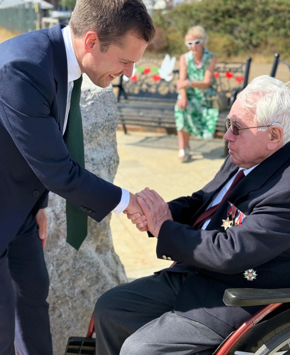 RobertJenrick's tweet image. Happy 100th Birthday to D-Day veteran, George Carpenter!
I was honoured to celebrate with him at the new memorial at Stokes Bay, from where he left for Normandy.
What a great man!