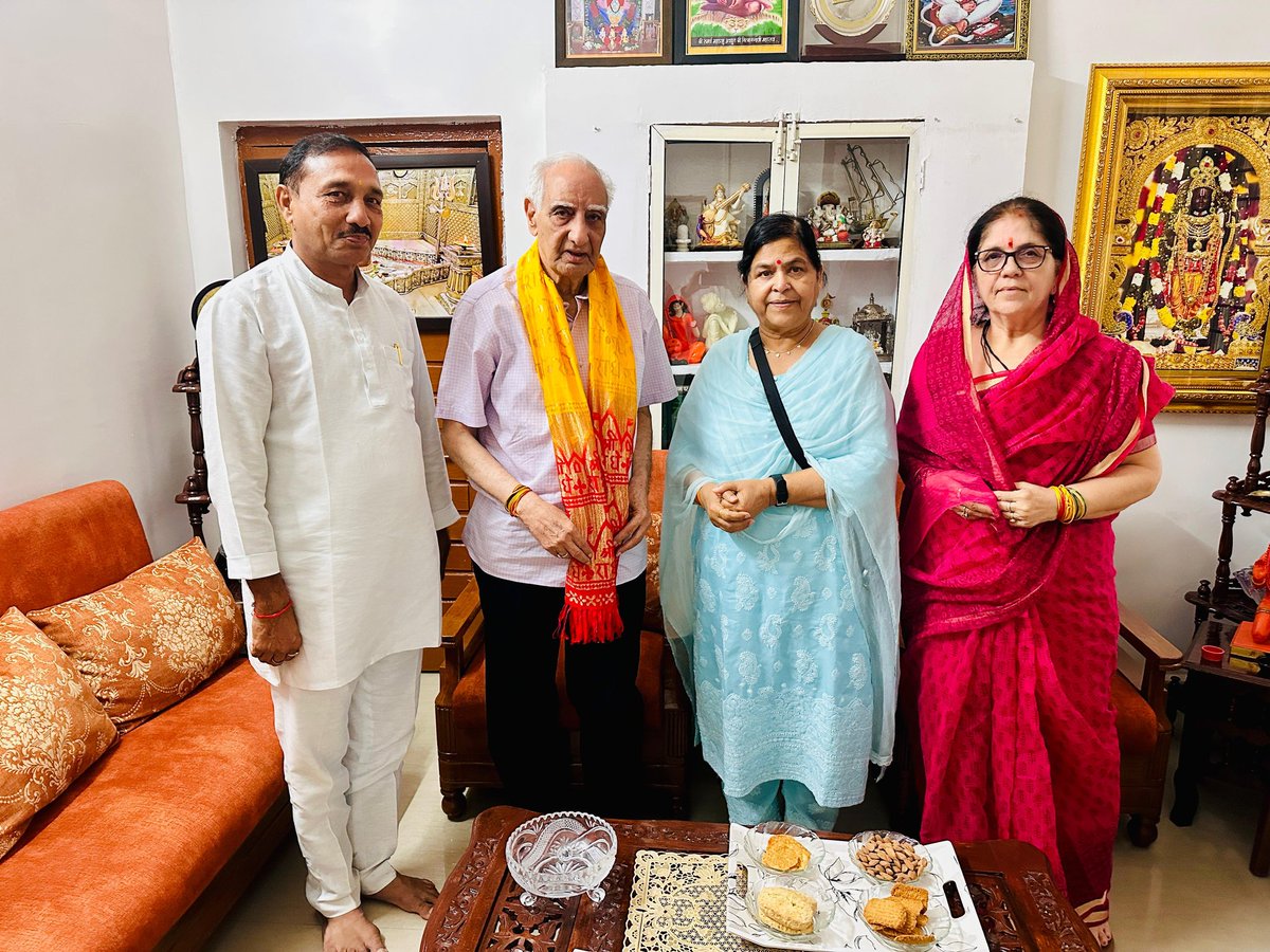#धार_प्रवास
भारतीय जनता पार्टी के वरिष्ठ नेता आदरणीय भाई साहब विक्रम वर्मा जी एवं धार की लोकप्रिय विधायक भाभी सा. नीना वर्मा जी से भेंट की।