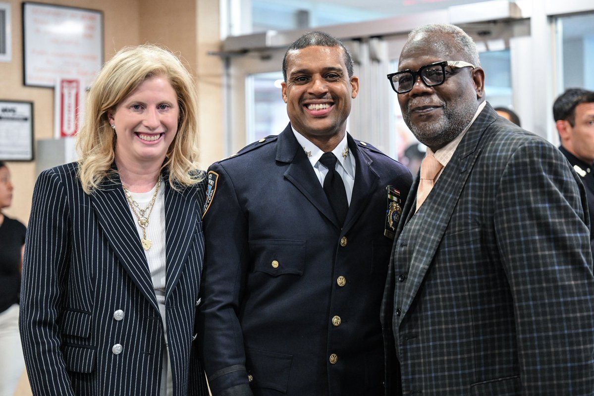 NYPDPC's tweet image. In order to build strong communities, we need people who care about investing in them. People like Pastor Jay Gooding and the members of the @NYPD49Pct Clergy Council.
That work was on full display last night in the Bronx as we honored four high school students who earned…