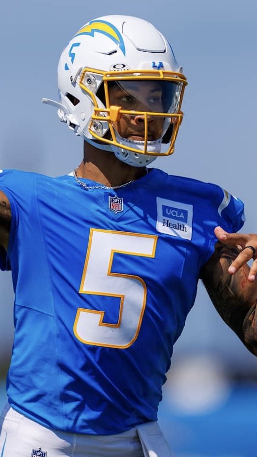HelmetStalker's tweet image. Chargers QB Trey Lance is using a Riddell SpeedFlex True with an SF-2BD-SW facemask, clear Oakley visor and a SportStar Victory chinstrap paired with their Zip Straps; he used a Riddell SpeedFlex with the Cowboys on 2024.