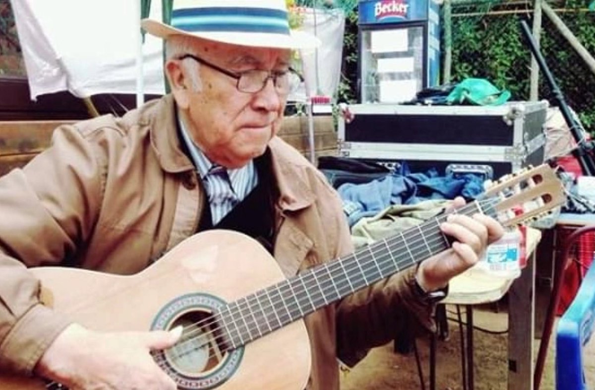 rorral's tweet image. Acaba de fallecer Juanín Navarro, músico de “Los cracks del puerto”, ícono de la bohemia porteña. Tuve la fortuna de verlo varias veces en vivo en eventos que organizamos como SCD. Un músico extraordinario, historia pura. Está siendo velado en el Teatro Municipal de Valpo QEPD