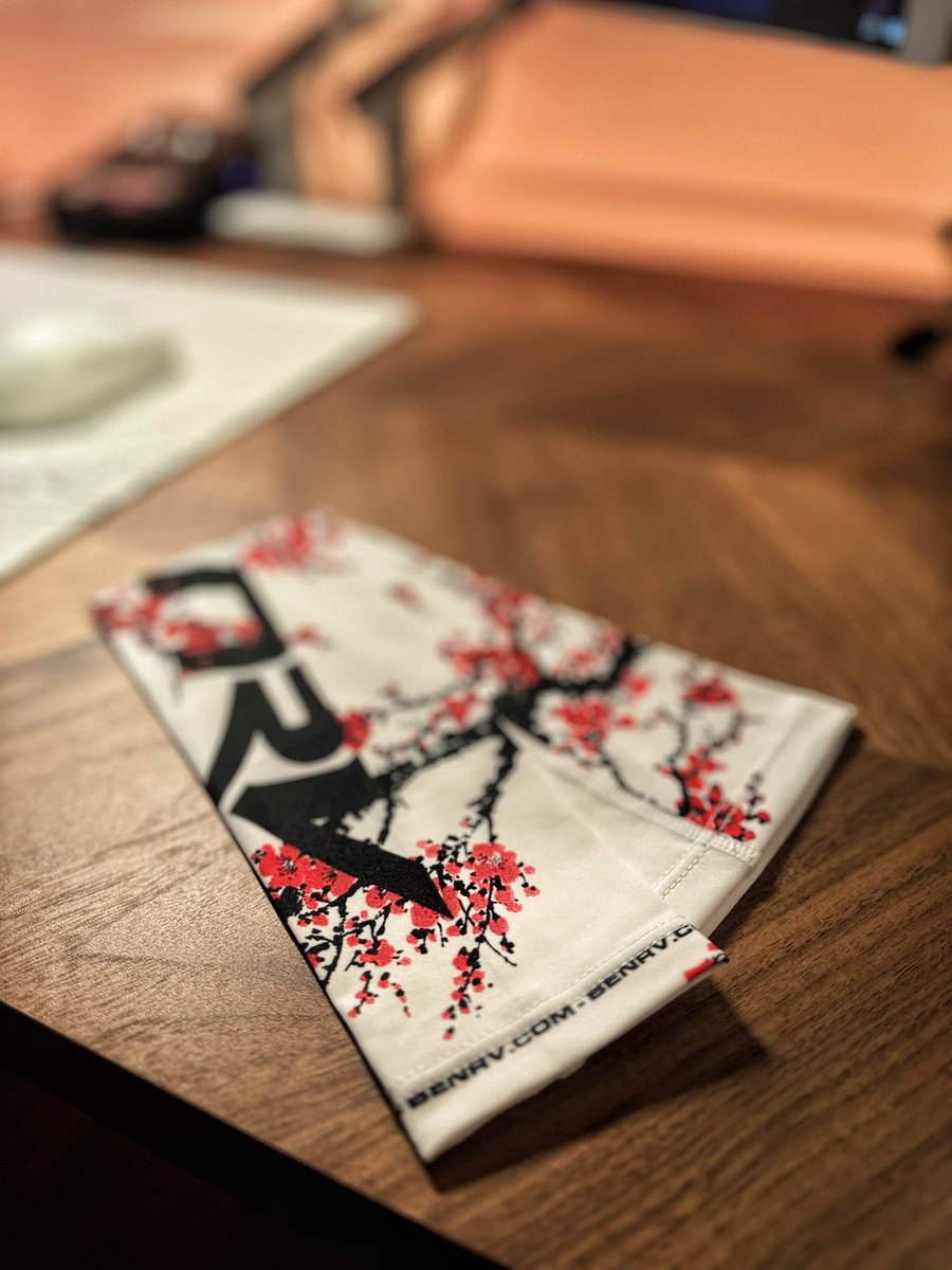 RED SAKURA SLEEVE STILL AVAILABLE 🔥
Shop now 😍 benrv.com