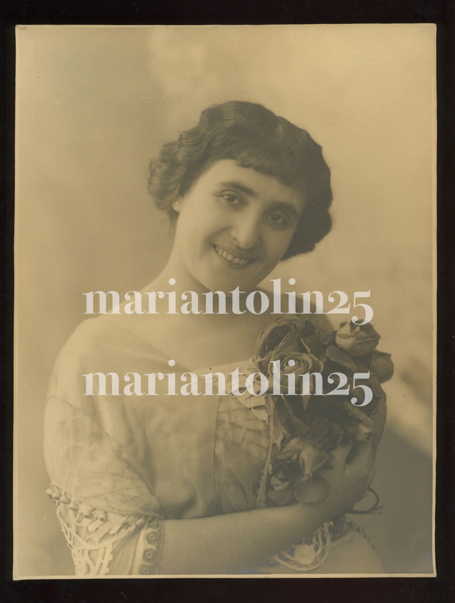 La coppia Attilio e Pina Fabbri nel 1913, fotografie stampate alla gelatina ai sali d'argento su carta, timbro della Milano Films Bovisa. Lei fu la prima attrice cinematografica italiana a essere lanciata nella pubblicità come protagonista di una serie di film legati al suo nome.