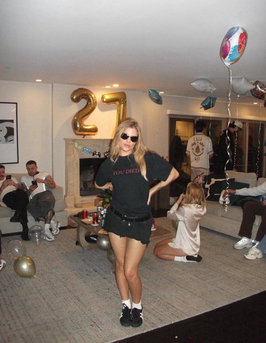 luisaspotify_'s tweet image. Hoje, nossa Princesinha do Pop completa 27 anos!⭐️
Tenho orgulho de acompanhar sua trajetória, @luisasonza . Vi você enfrentar tudo, se reinventar e mostrar que ser intensa e vulnerável é coragem. Obrigada por compartilhar sua arte e inspirar tanta gente.
