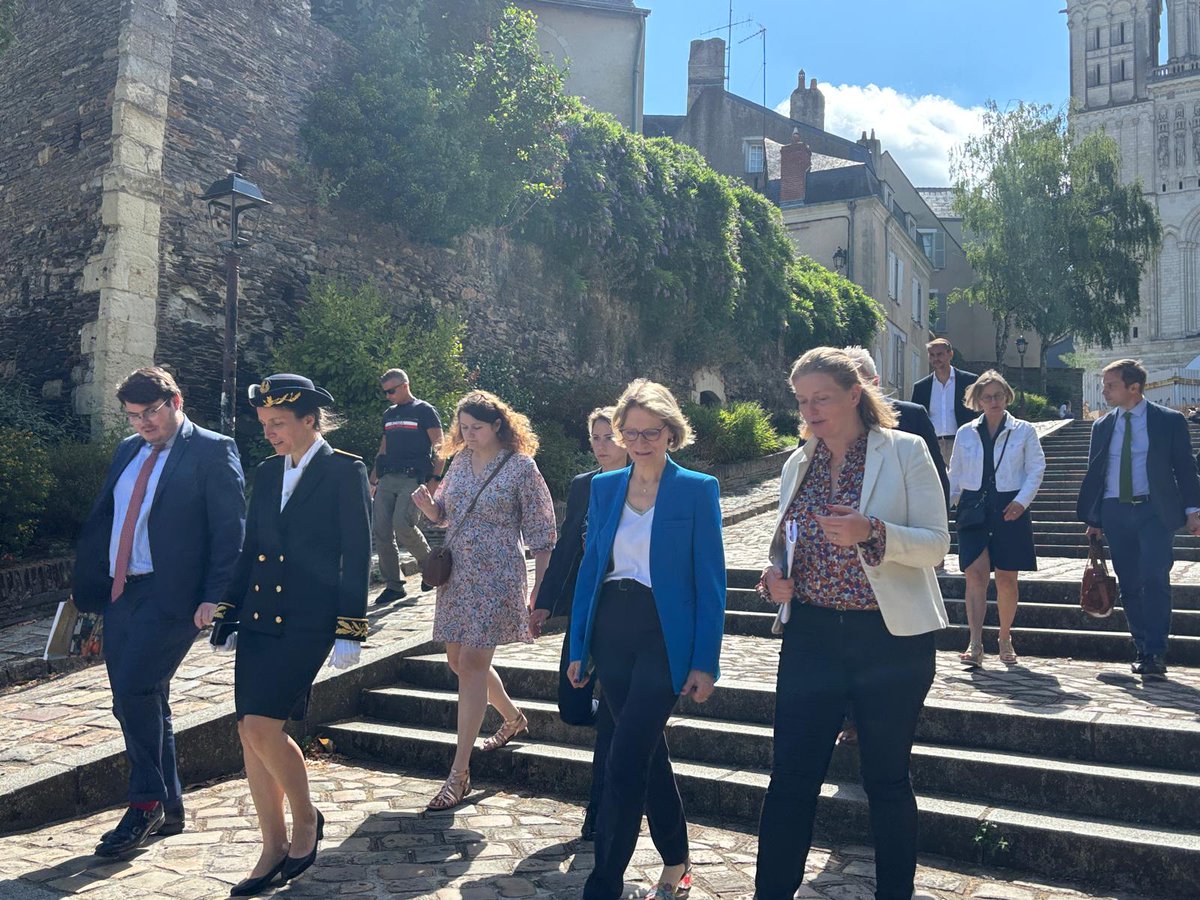Prefet49's tweet image. 🇫🇷 En Maine-et-Loire, la Ministre Véronique Louwagie a salué l’excellence artisanale française et ses enjeux de transmission. 🛠️
Visite d'entreprises labellisées EPV, échanges avec artisans impliqués dans la restauration de la cathédrale d'Angers.
#Artisanat