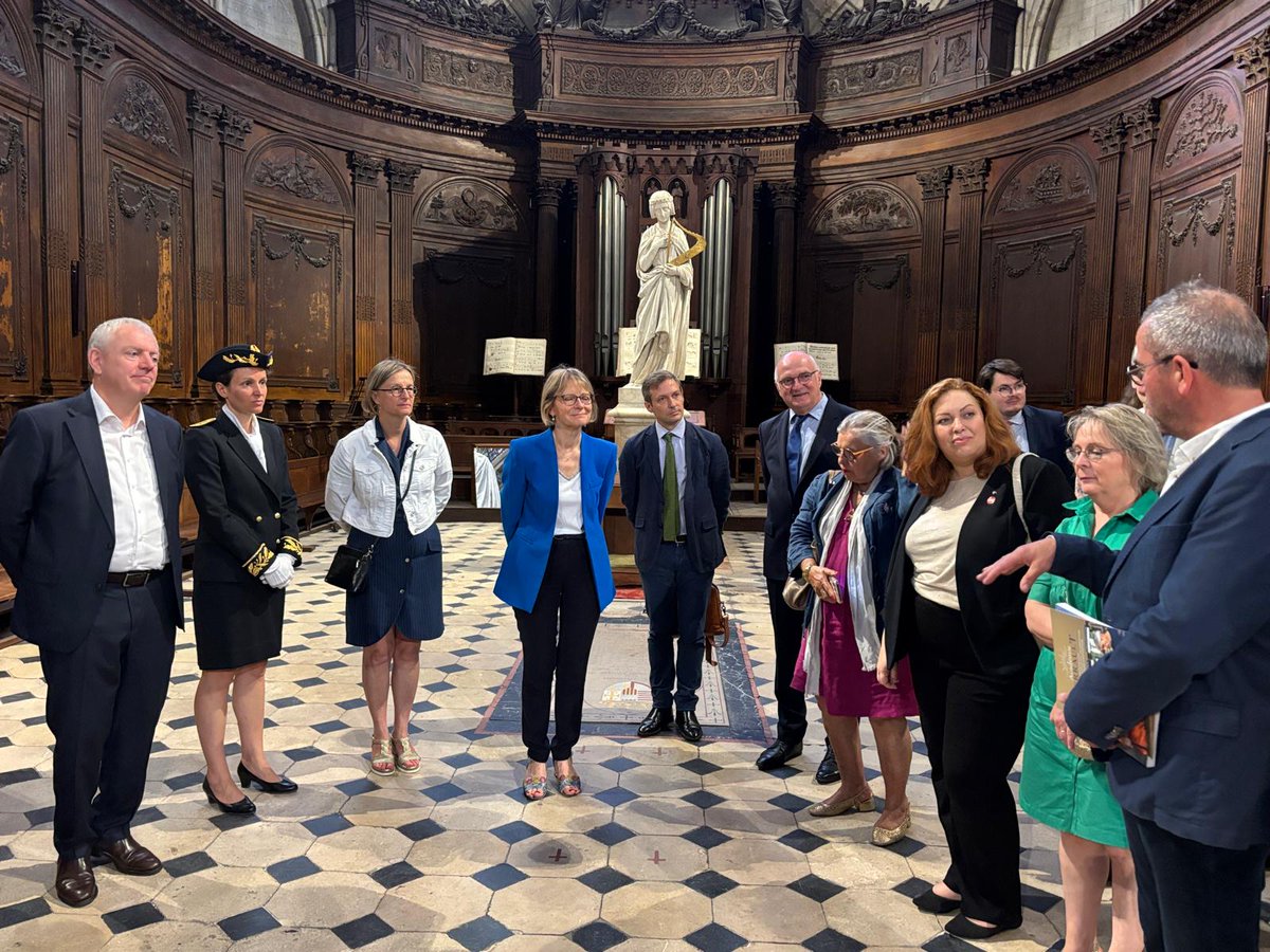 Prefet49's tweet image. 🇫🇷 En Maine-et-Loire, la Ministre Véronique Louwagie a salué l’excellence artisanale française et ses enjeux de transmission. 🛠️
Visite d'entreprises labellisées EPV, échanges avec artisans impliqués dans la restauration de la cathédrale d'Angers.
#Artisanat