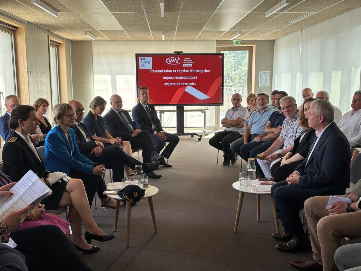 Prefet49's tweet image. 🇫🇷 En Maine-et-Loire, la Ministre Véronique Louwagie a salué l’excellence artisanale française et ses enjeux de transmission. 🛠️
Visite d'entreprises labellisées EPV, échanges avec artisans impliqués dans la restauration de la cathédrale d'Angers.
#Artisanat