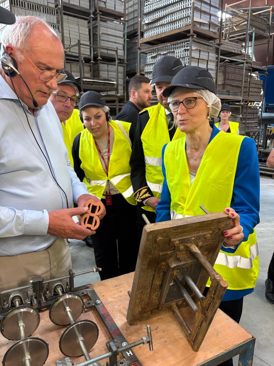 Prefet49's tweet image. 🇫🇷 En Maine-et-Loire, la Ministre Véronique Louwagie a salué l’excellence artisanale française et ses enjeux de transmission. 🛠️
Visite d'entreprises labellisées EPV, échanges avec artisans impliqués dans la restauration de la cathédrale d'Angers.
#Artisanat