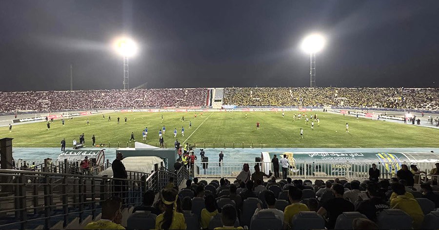 الآن… ملعب الشعب ممتلئ ومقسوم بين الأحمر (زاخو) والأصفر (دهوك)،

في نهائي كأس العراق…