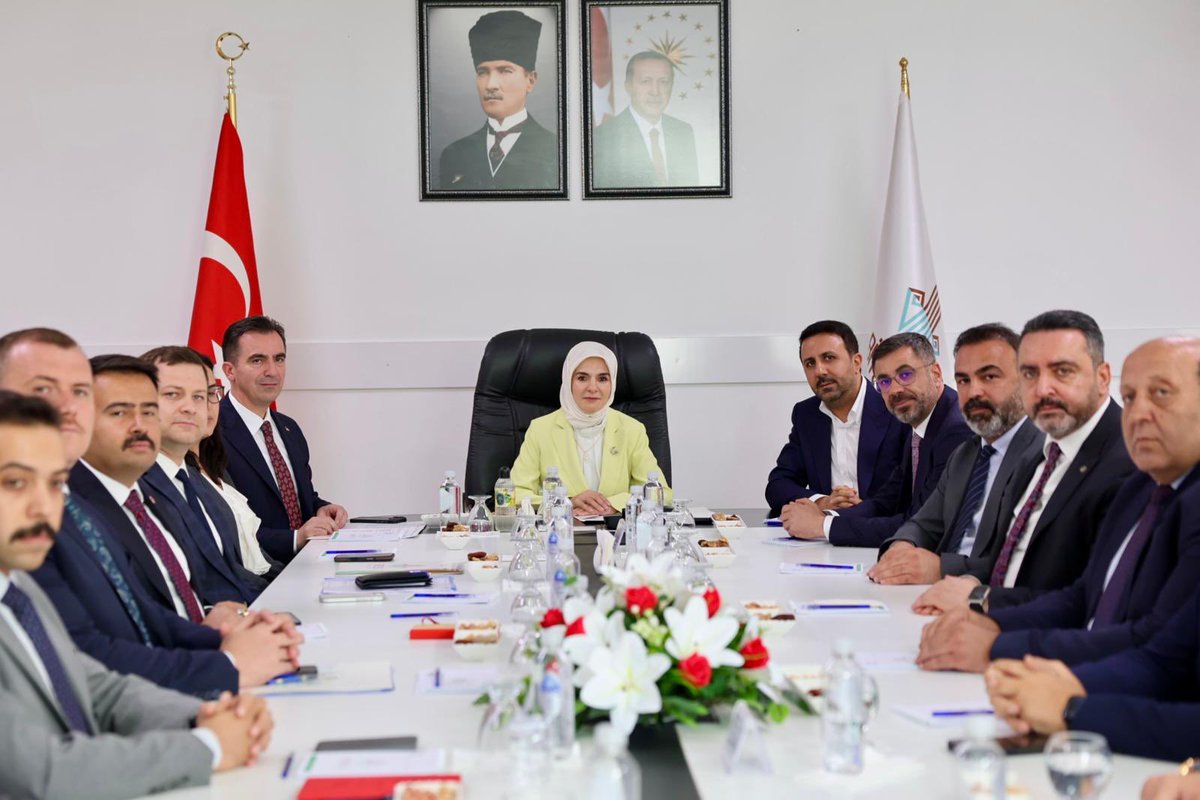 tcailesosyal's tweet image. Bakanımız Sn. Mahinur Özdemir Göktaş, Bitlis Valiliğini ziyaret etti, Vali Ahmet Karakaya'dan şehirde yürütülen çalışmalar hakkında bilgi aldı.
Sn. Bakanımızın başkanlığında düzenlenen toplantıda, Bitlis’in sosyal hizmet altyapısı, devam eden projeler ve #AileYılı kapsamında…