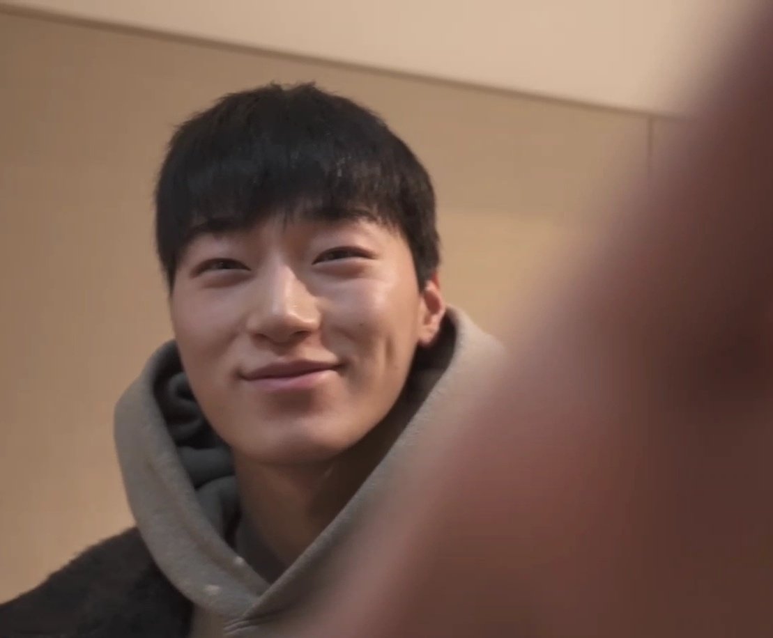 wtothenand's tweet photo. 우용이가 보는 사늬 완전 푸데푸데 헤벌쭉 냥이임 ㅜ https://t.co/ICag2qTuB9