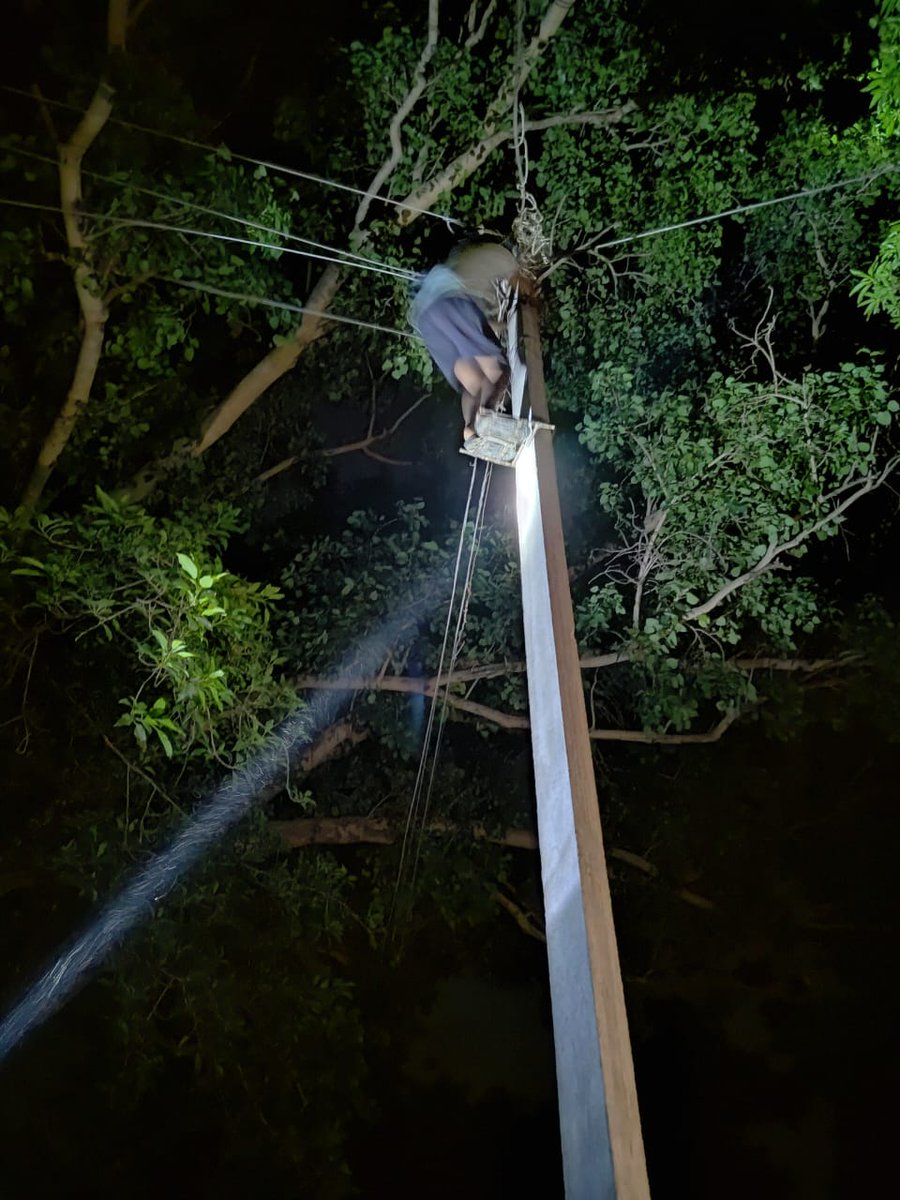 शायद बिजली बनाने का अब जनता को सौप देनी चाहिए. बिजली विभाग के अधिकारी बस मोटी रकम और हराम की कुर्सी तोड़े. पीछले एक महीने से ये समस्या बनी हुई है मगर थक हारकर खुद बिजली बनवाने का काम जनता कर रही है. <a href="/aksharmaBharat/">A K Sharma</a> <a href="/UPPCLLKO/">UPPCL</a> <a href="/puvvnlchandauli/">EDC-CHANDAULI ᅠᅠᅠᅠᅠᅠᅠ ᅠᅠᅠᅠᅠᅠᅠᅠᅠᅠᅠᅠᅠᅠᅠᅠᅠᅠᅠᅠᅠ</a> <a href="/PuVVNLHQ/">Purvanchal Vidyut Vitaran Nigam Limited</a> <a href="/myogiadityanath/">Yogi Adityanath</a> <a href="/CMOfficeUP/">CM Office, GoUP</a>