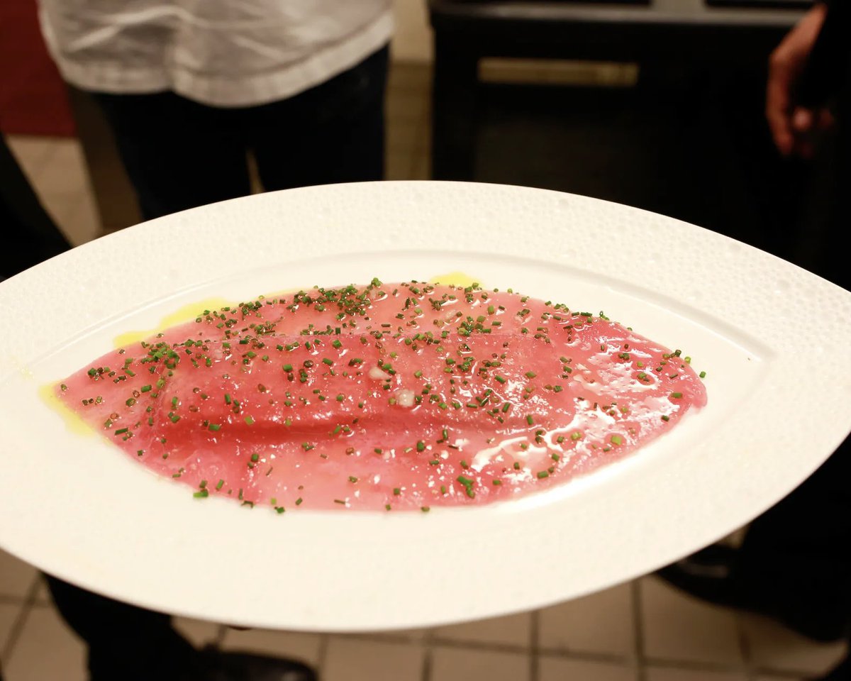 BernardinPrive's tweet image. Chef @ericripert leading an exclusive demo in Les Salons — an intimate space where there’s no second row. Before the first course, he and Chef Gestel guided guests through breaking down a whole tuna loin