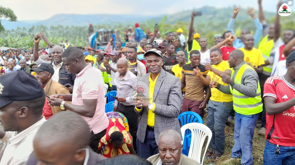 Gamba Mpurire (@radiowestug) on Twitter photo #WestUpdates | Sheema
Prof. Ephraim Kamuntu yajumirira okugurira abatezi b'akaruuru omukaruuru akaherize kuteera arikugira ngu eki kibaasa kureetaho abeebembezi abatarikwija kukorera abantu.
📸: <a href="/mugizibruno/">mugizibruno official</a>
1/2 #WestUpdates | Sheema
Prof. Ephraim Kamuntu yajumirira okugurira abatezi b'akaruuru omukaruuru akaherize kuteera arikugira ngu eki kibaasa kureetaho abeebembezi abatarikwija kukorera abantu.
📸: <a href="/mugizibruno/">mugizibruno official</a>
1/2