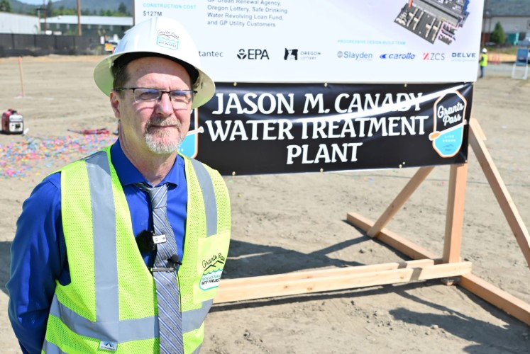 KOBITV's tweet image. n a surprise announcement during the groundbreaking ceremony for the new Grants Pass Water Treatment Plant Thursday morning, city officials revealed the state-of-the-art facility will be named in honor of Public Works Director Jason M. Canady.
kobi5.com/news/grants-pa…