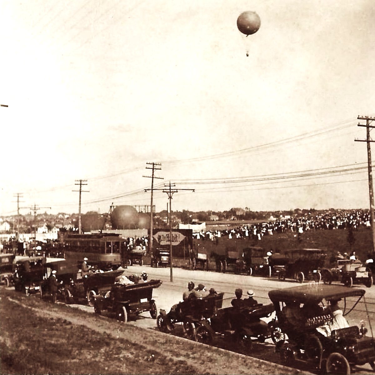 vincempls's tweet image. #OnThisDay July 18 1908: 30,000 people attend the start of the big Northwest Aero International balloon race at Lexington Park in St Paul. The event ends in a fizzle due to calm weather, with the largest balloon "Chicago" landing 75 miles away in Blooming Prairie MN the next day