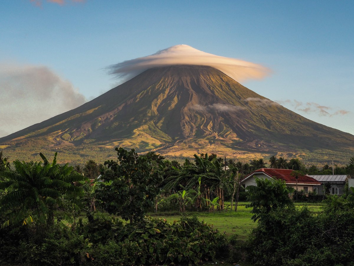 TaylorRGrayAuth's tweet image. Weird clouds - Lenticular Clouds. Ever seen a stationary cloud that looks like a flying saucer hovering over a mountain? You might have seen a Lenticular cloud. These are clouds that form in the troposphere (lowest level of the atmosphere) and are parallel to the wind…