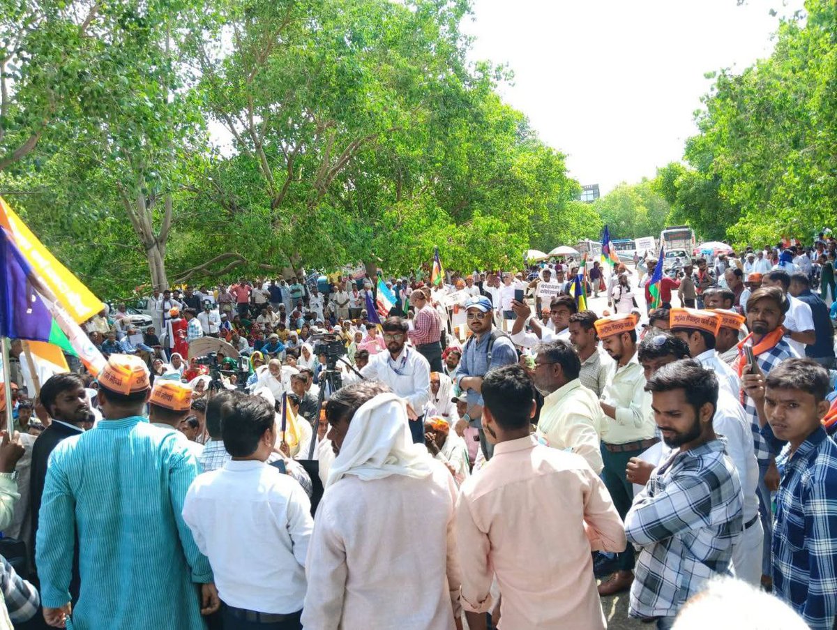 आज भारत मुक्ति मोर्चा, राष्ट्रीय पिछड़ा वर्ग मोर्चा एवं भारतीय बेरोजगार मोर्चा द्वारा
BJP सरकार की शिक्षा विरोधी नीति एवं सरकारी बेसिक स्कूलों को मर्जिंग 【बन्द】  करने के विरोध में विशाल धरना प्रदर्शन लखनऊ में सफलतापूर्वक संपन्न।