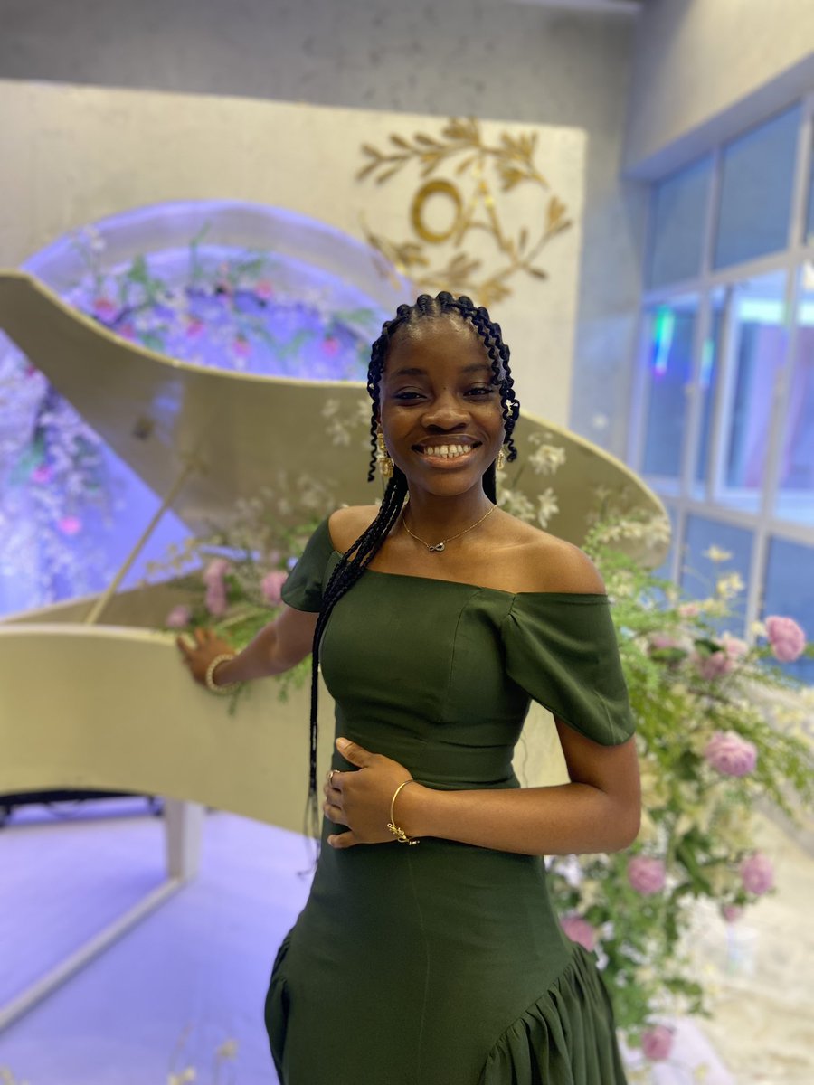 arisoyingee's tweet photo. Season 20, Episode 20s
The one where ‘Ayoyimika’

The girl surrounded by Joy!
Ayoka❤️

Happy birthday Queen Ari
You’re such a star!❤️ https://t.co/3Izg5I8BJv