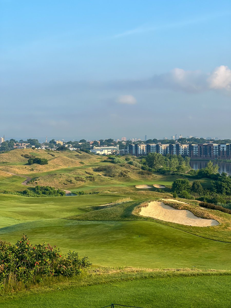 TheDROP_Pod's tweet image. 📍Bayonne Golf Club ⛳️
Perched on 150 reclaimed acres along the Hudson and a short ferry ride from Manhattan, Bayonne Golf Club is a true urban links masterpiece designed by Eric Bergstol and opened in 2006.
Watch me play 3 holes @ Bayonne: youtube.com/shorts/joHV8fd…