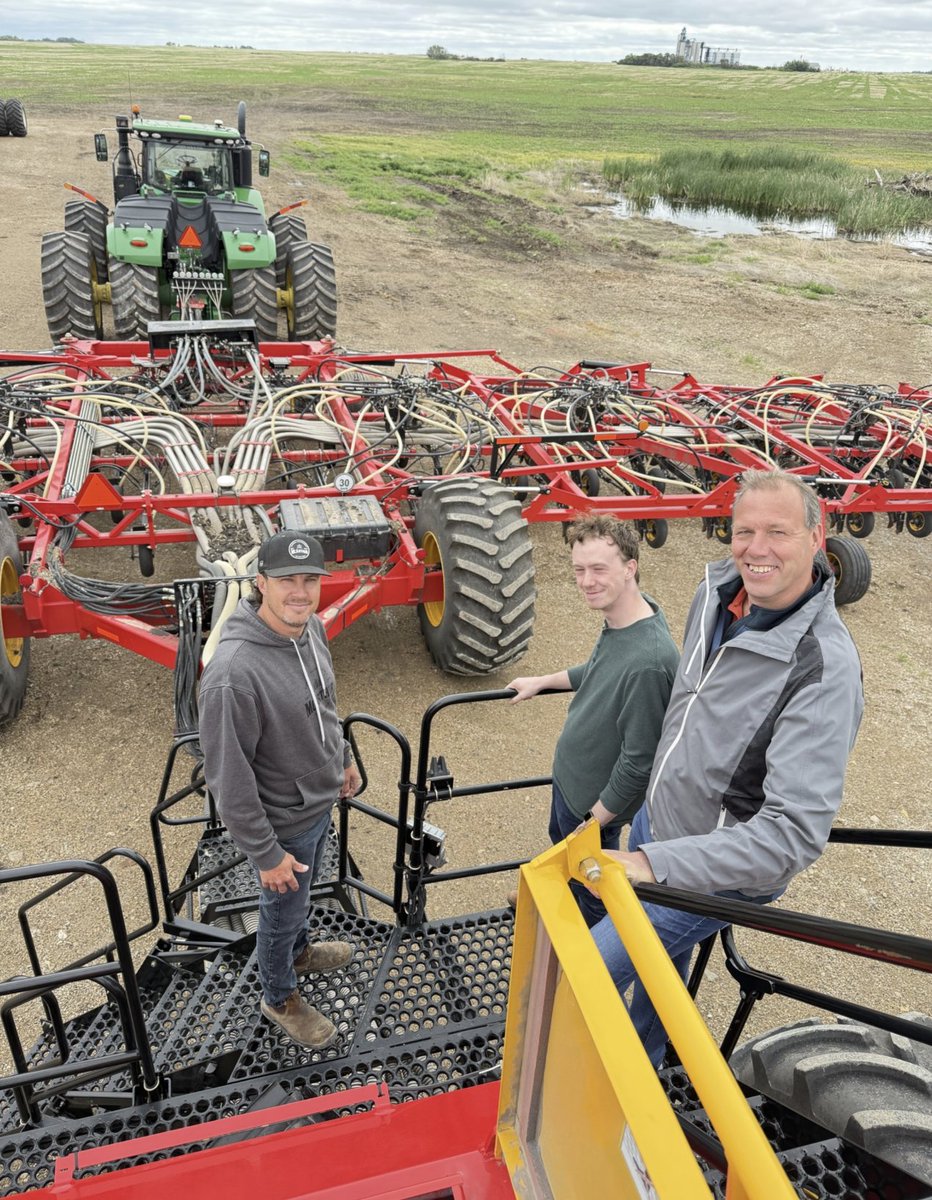 _LifeScientific's tweet image. Our scientists were having an absolute field day. Quite literally. 

Our CTO Jack Kenny and CSO Robert Williams got their boots muddied on the McArthur farm, graciously hosted by our Country Manager Amanda on her family’s impressive slice of Canada (all 18,000 acres of it!). 🌾