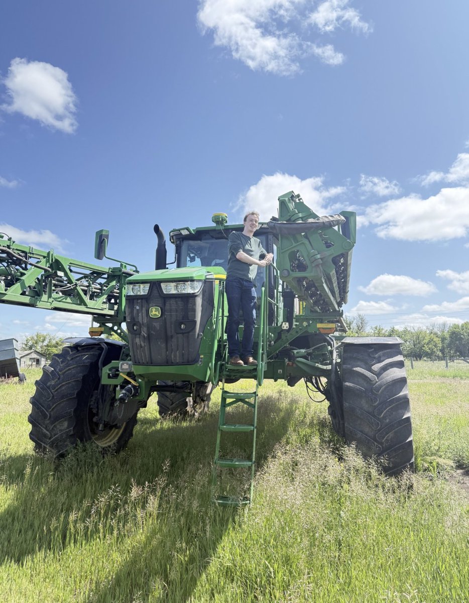 _LifeScientific's tweet image. Our scientists were having an absolute field day. Quite literally. 

Our CTO Jack Kenny and CSO Robert Williams got their boots muddied on the McArthur farm, graciously hosted by our Country Manager Amanda on her family’s impressive slice of Canada (all 18,000 acres of it!). 🌾