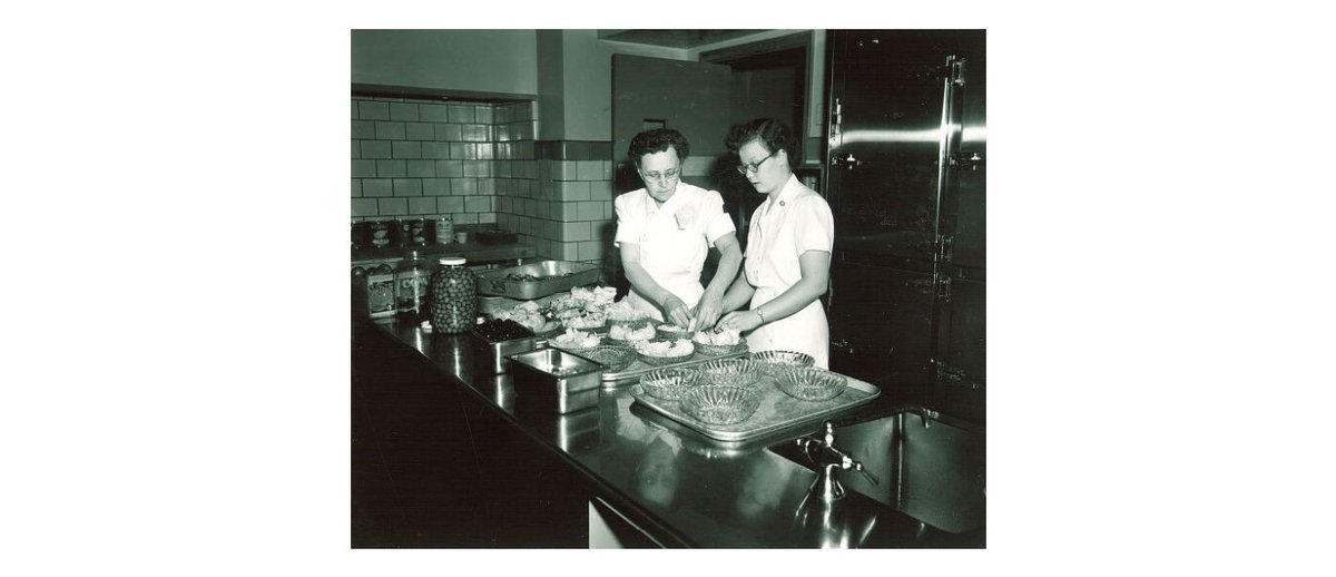UIAdvancement's tweet image. Currently, more than 1,300 students work for @UIStudentLife. Step into the past with us and tell us your favorite dining hall stories.
