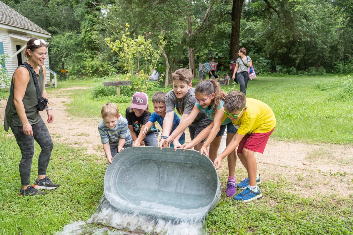 HCPrecinct4's tweet image. #HCPrecinct4 residents stepped back in time at Colonial History Day at Kleb Woods Nature Preserve! From churning butter to beating rugs and playing old-fashioned games, families got a hands-on look at Colonial life.
👉 Find more events: cp4.harriscountytx.gov/events
#ColonialHistory