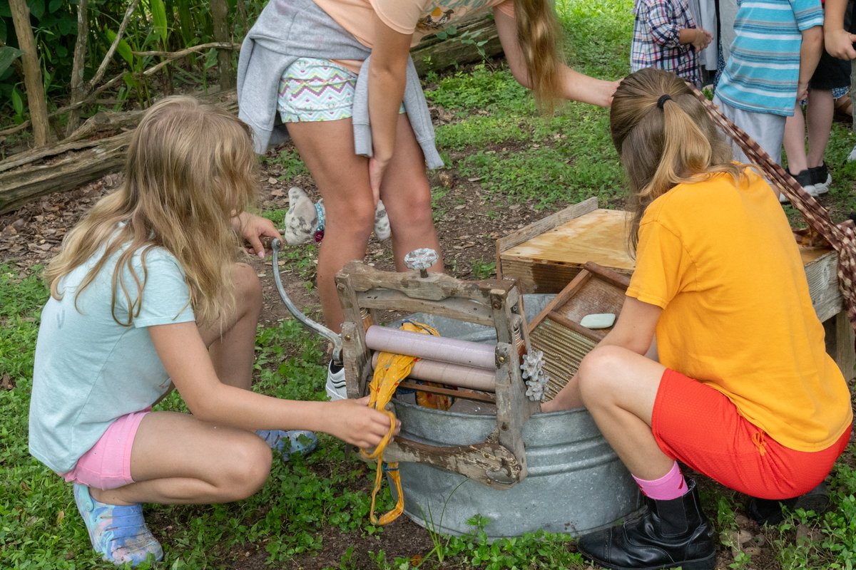HCPrecinct4's tweet image. #HCPrecinct4 residents stepped back in time at Colonial History Day at Kleb Woods Nature Preserve! From churning butter to beating rugs and playing old-fashioned games, families got a hands-on look at Colonial life.
👉 Find more events: cp4.harriscountytx.gov/events
#ColonialHistory