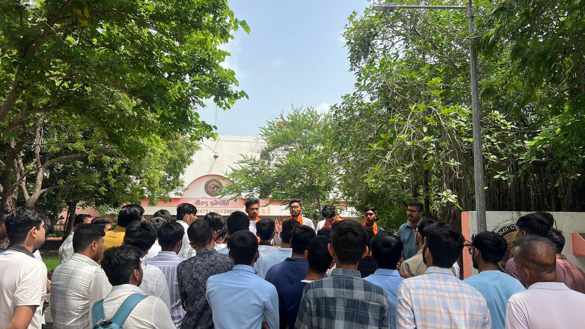 ABVPGujarat's tweet image. #ABVPRajkot દ્વારા સૌરાષ્ટ્ર યુનિવર્સિટી ખાતે વિવિધ પ્રશ્નોને લઈને કુલપતિ શ્રીને આવેદન પતરા આપવામાં આવ્યું.

#ABVPGujarat
#abvpvoice