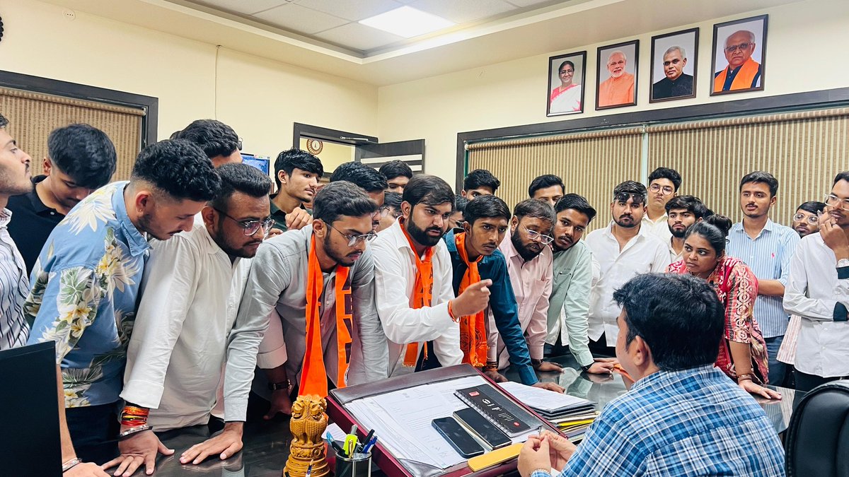 ABVPGujarat's tweet image. #ABVPRajkot દ્વારા સૌરાષ્ટ્ર યુનિવર્સિટી ખાતે વિવિધ પ્રશ્નોને લઈને કુલપતિ શ્રીને આવેદન પતરા આપવામાં આવ્યું.

#ABVPGujarat
#abvpvoice