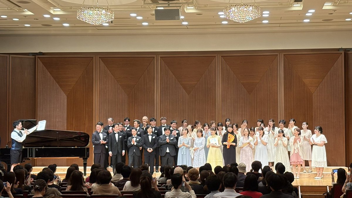 シアー合唱祭 in サントリーホール(ブルーローズ)

もともと2年くらい伴奏させていただいてたクラスか出てて、コロナ前に解散してたはずなのに、当時のメンバーが13人も残っててめちゃくちゃ感動✨