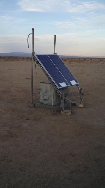 CaltechSeismo's tweet image. #FieldPhotoFriday Out in the otherworldly desert near California City. After a recent field visit to fix power issues, it's back online and transmitting data like it has been since 2002! Thanks to our field crew for braving the heat to keep the data flowing. On to the next one!