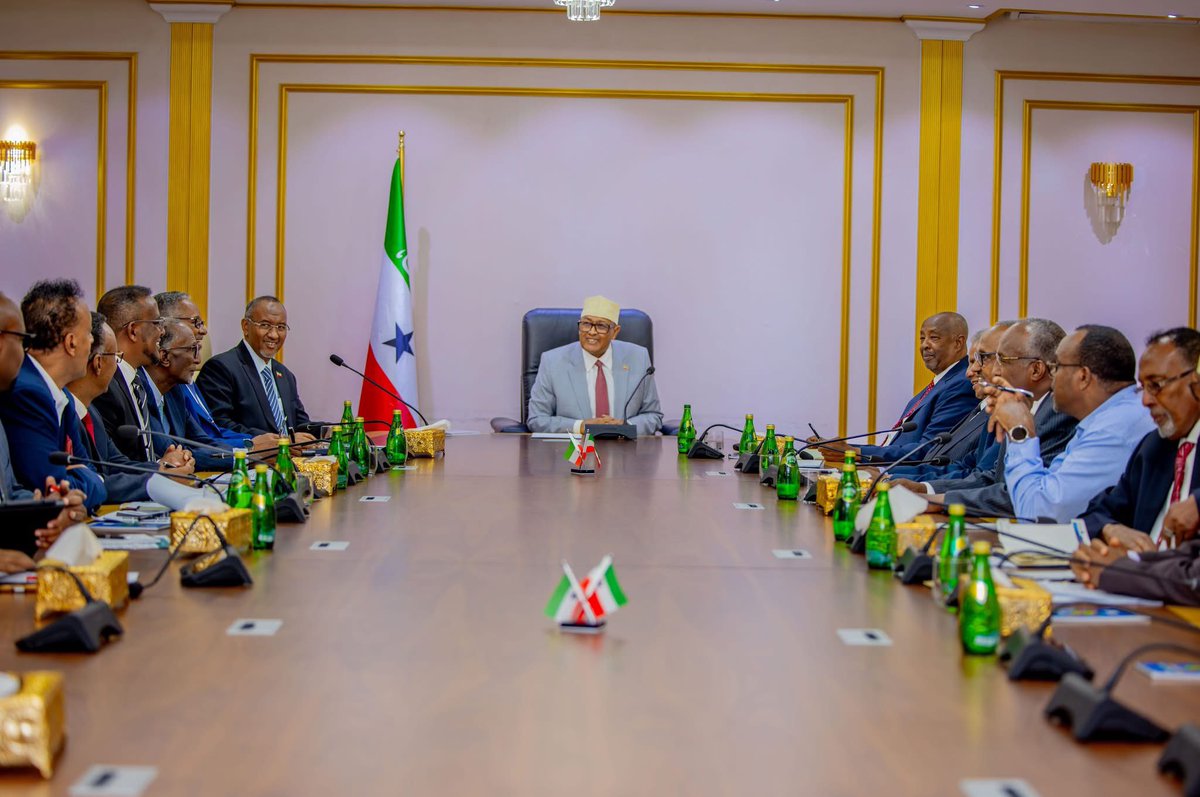 aiabdimusa's tweet image. As Awdal struggles with a devastating drought, #Somaliland leadership are quenching their thirst with Perrier spring water from Southern France.
PS: Who’s the lucky sod who landed the Perrier contract??