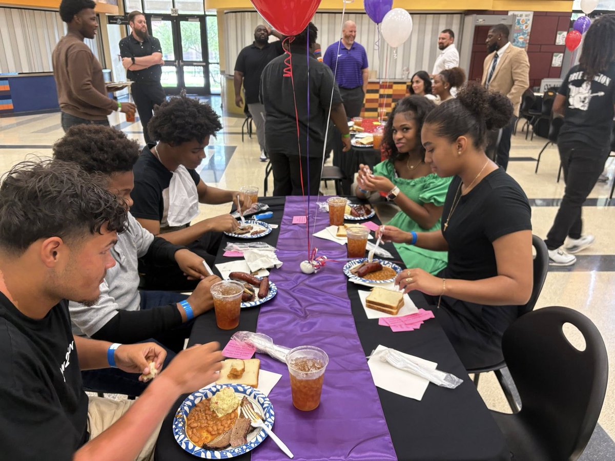 WacoISD's tweet image. UNIFIED EXCELLENCE! University High School students celebrate the end of Camp Excellence with a special luncheon. The luncheon offered a supportive environment where students could share ideas, be heard, and gain inspiration from one another. โญ๐๐ฆ#WISDomWorksWonders