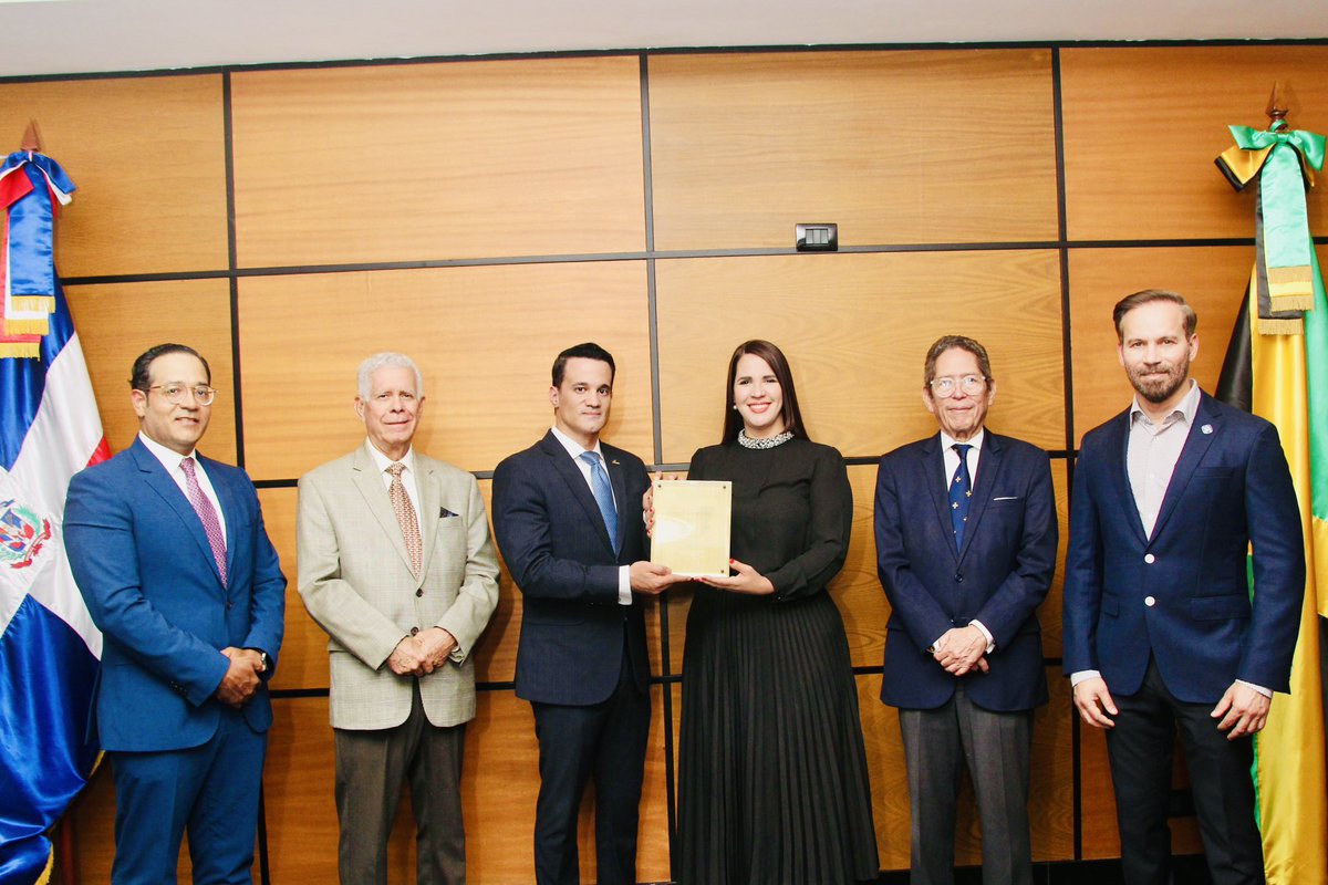 Angieshakira's tweet photo. Agradezco profundamente a la Cámara de Comercio de Jamaica en la República Dominicana @jamchamdr_ y a la Mesa Redonda de los Países Miembros de la Mancomunidad por estos valiosos y significativos reconocimientos.

Ha sido uno de los mayores honores de mi carrera haber podido construir, junto al sector privado dominicano, una plataforma tan estratégica y útil como JAMCHAMDR, y colaborar estrechamente con su Presidente, Ing. @Juan_J_Melo ; su Vicepresidente, Ing. Hugo Pérez; su Director, Don Fernando González Nicolás @fgn18; su Secretario, José Quiroz; y todos sus miembros, cuyo compromiso ha sido clave para dinamizar las relaciones comerciales y de amistad entre Jamaica y la República Dominicana.

Un agradecimiento muy especial a Juan José Melo, sin duda el mejor Presidente que JAMCHARD haya podido tener. Ha sido un verdadero privilegio trabajar de la mano y testimoniar su dedicación y gran compromiso y con las relaciones bilaterales, a pesar de sus múltiples responsabilidades, como Jefe País de una de las inversiones jamaicanas más importantes en nuestro país como JMMB.

Mi gratitud eterna para Don Fernando González Nicolás, Presidente de la Mesa Redonda de los Países Miembros de la Mancomunidad, por el reconocimiento que nos hiciera, pero sobre todo, por haber creído en esta visión desde el día cero. Si JAMCHAMDR tiene una madre, también tiene un padre, y ese padre es usted, Don Fernando. Gracias por su apoyo incondicional durante los cuatro años de nuestra gestión, por ser siempre una fuente inagotable de sabiduría y de buenos consejos.

Finalmente, un agradecimiento muy especial a Don Hernando Pérez Montaz, Cónsul Honorario de las Bahamas en la República Dominicana, por su generoso reconocimiento y alta valoración al trabajo desempeñado, pero sobre todo, por su constante y valioso apoyo durante nuestra gestión como la primera embajadora dominicana en las Bahamas desde el establecimiento de relaciones diplomáticas. Su acompañamiento fue clave para impulsar esta nueva etapa de profundización de nuestras relaciones bilaterales.

Gracias a todos los miembros de la Cámara. Fue para mí un verdadero honor ser parte de su historia ❤️